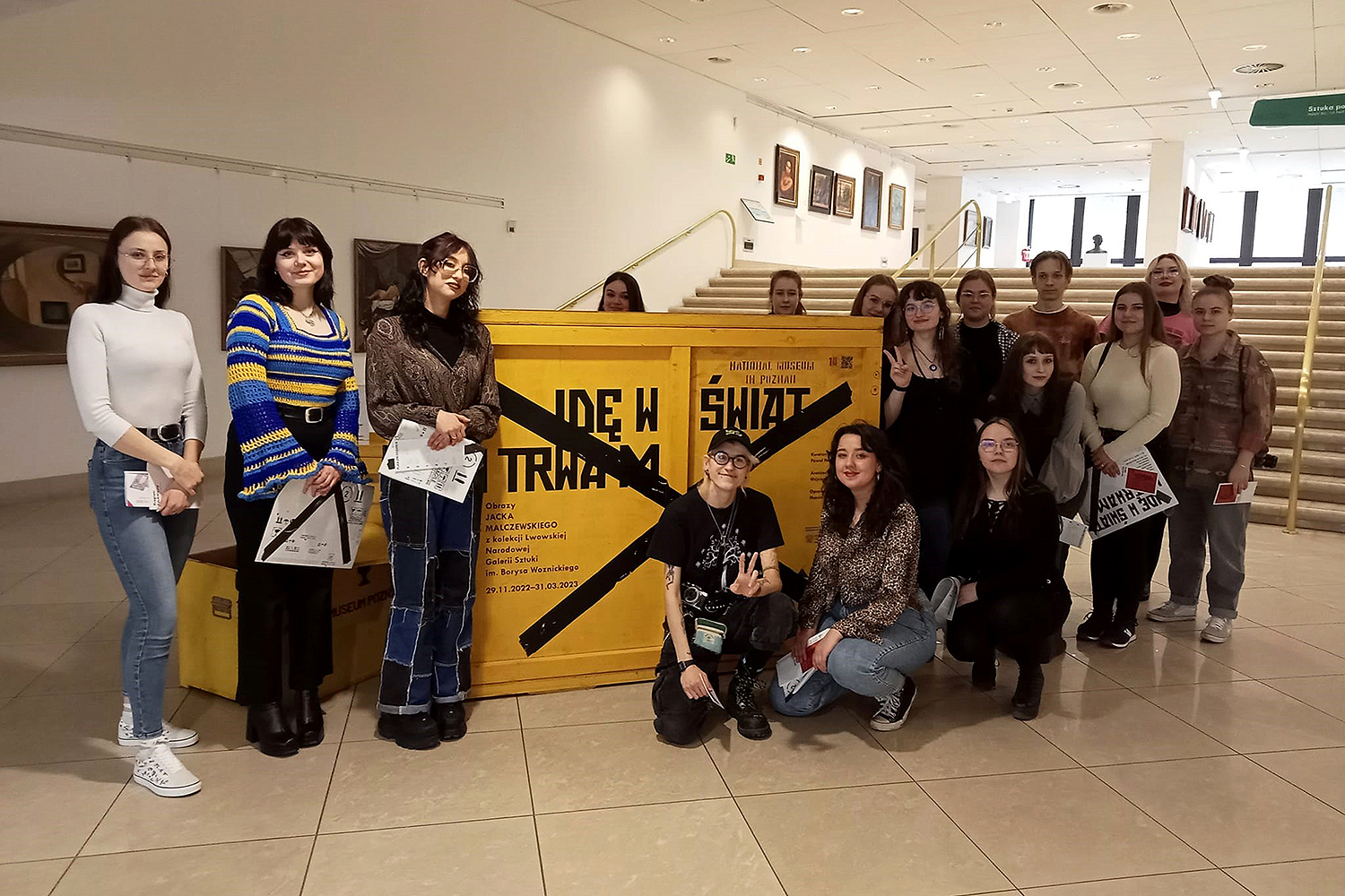 Studenci i studentki kierunku Historia sztuki w galerii sztuki podczas zwiedzania i analizy wystawy Jacka Malczewskiego w Muzeum Narodowym w Poznaniu.