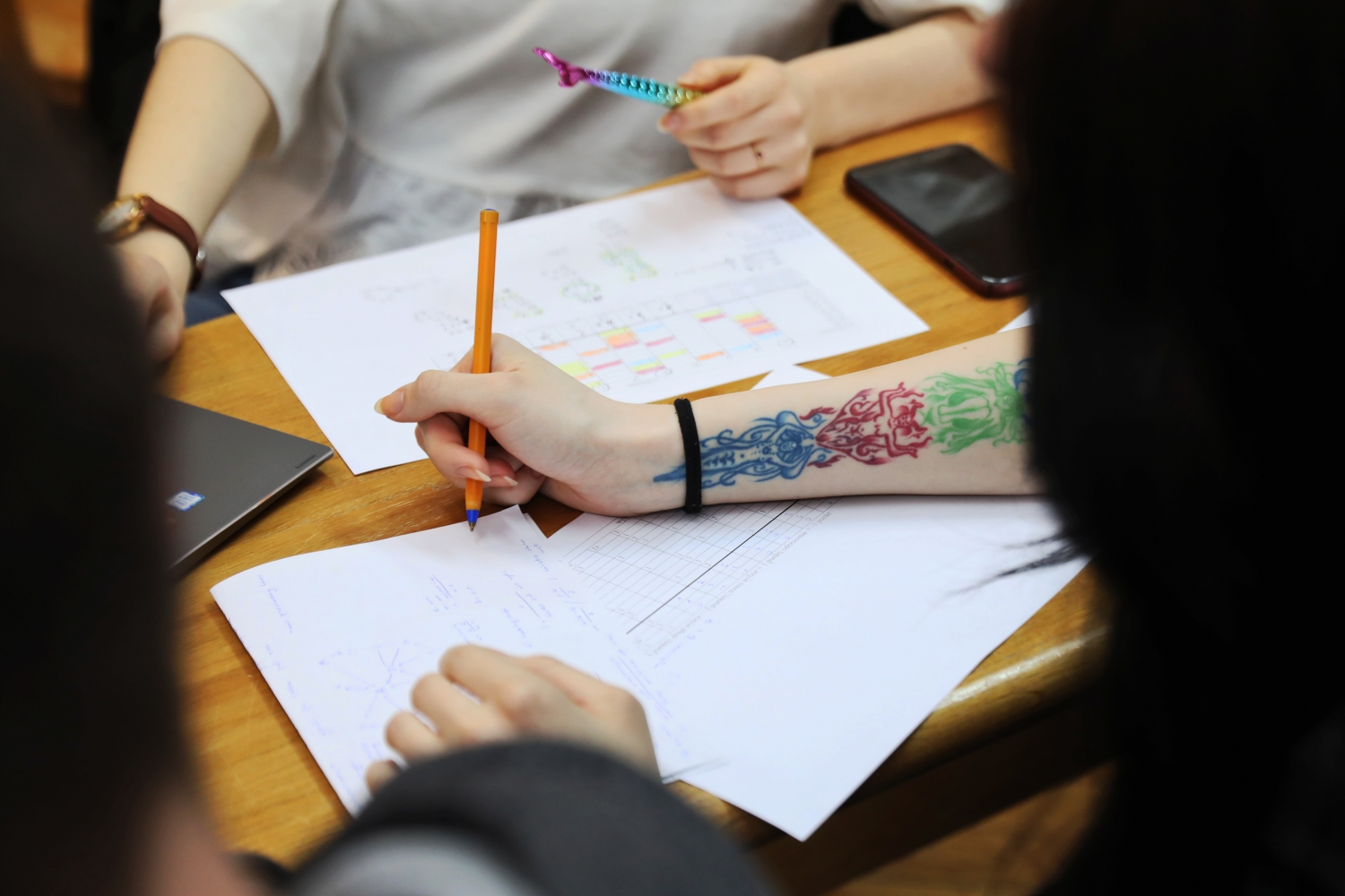 Studenci socjologii podczas pracy warsztatowej z wykorzystaniem 